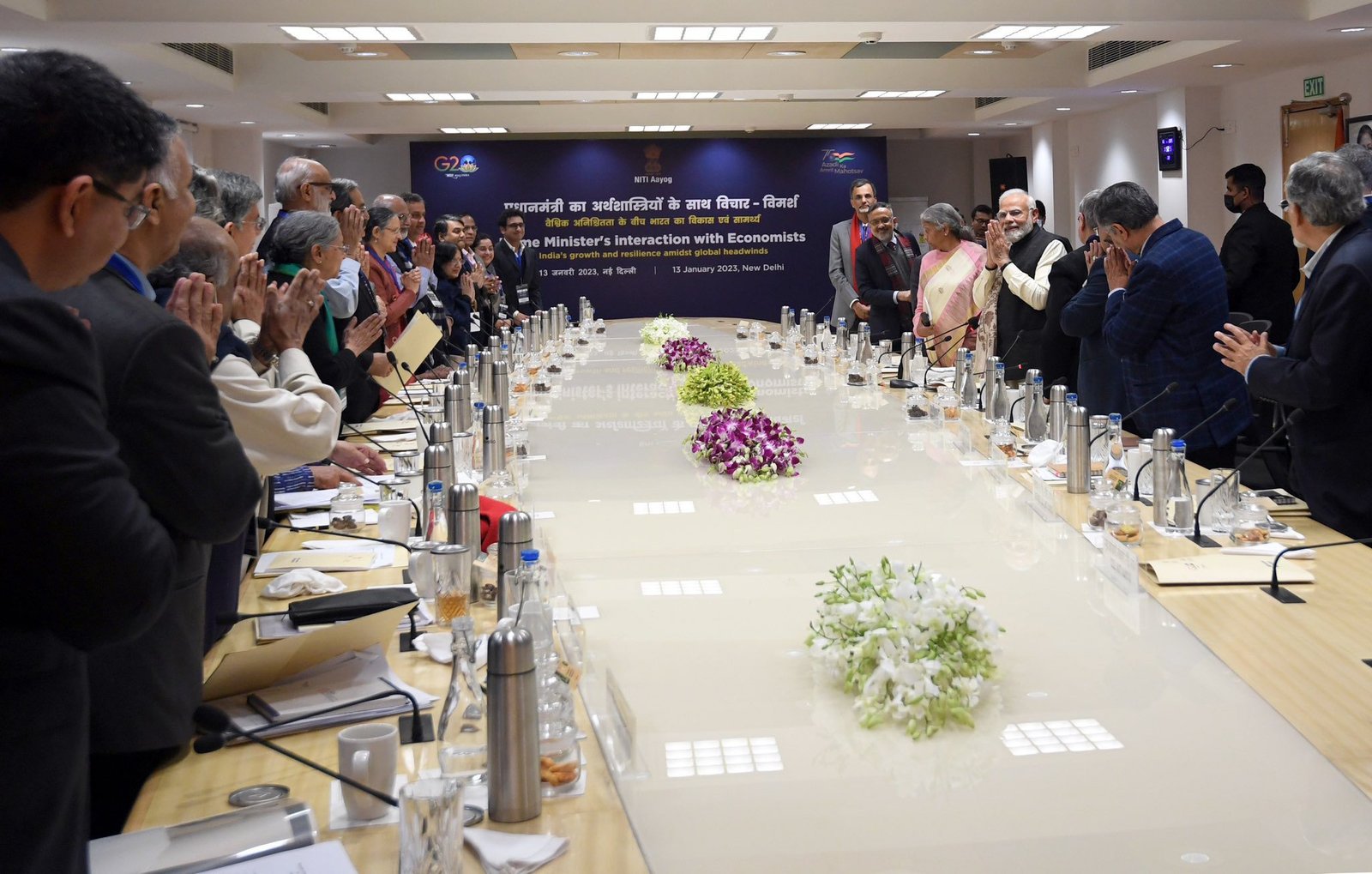 मोदी ने वैश्विक चुनौतियों के बीच अर्थशास्त्रियों के साथ की बैठक