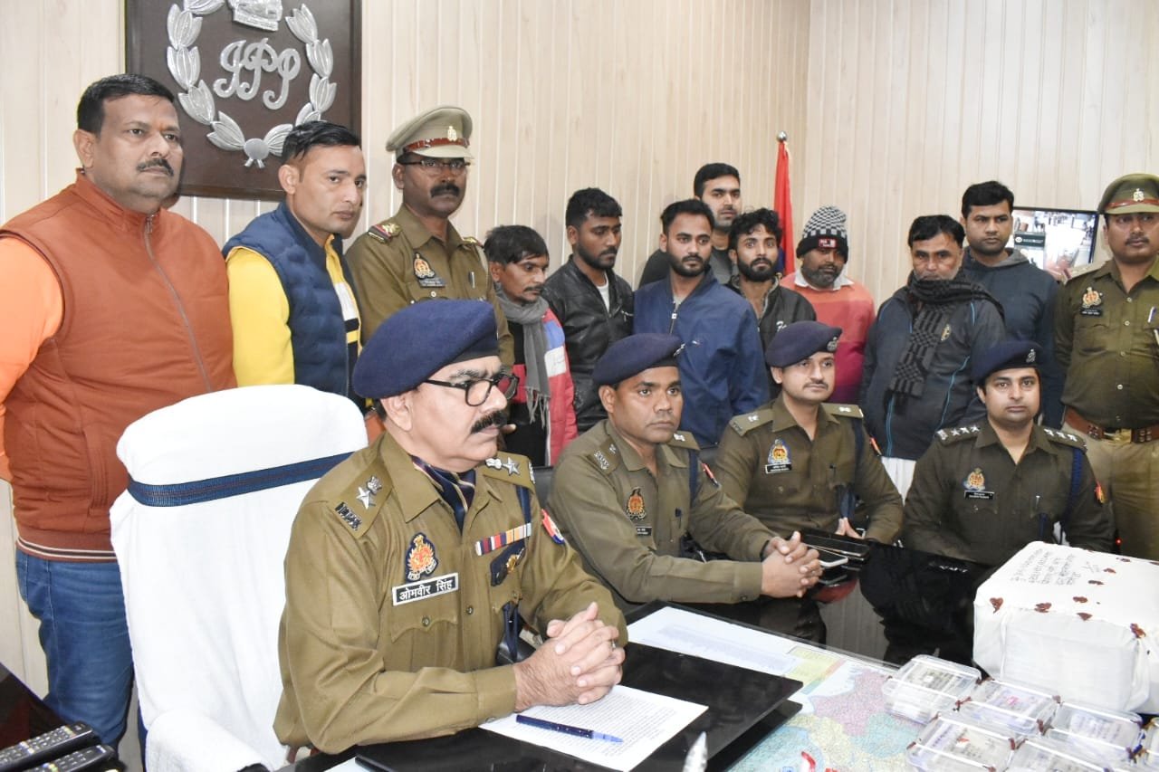 लाखों के नकली नोटों के साथ छह अभियुक्त गिरफ्तार,नोट बनाने की सामग्री बरामद