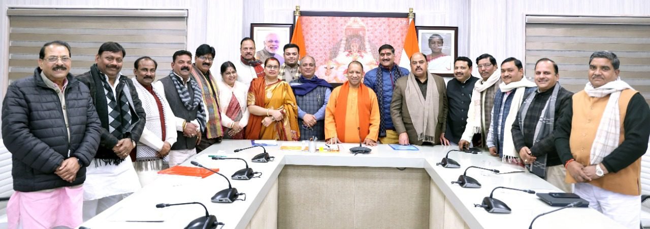अलीगढ़, एटा, कासगंज और हाथरस जनपद के सांसद/विधायक गण के साथ मुख्यमंत्री  ने की विकास परियोजनाओं की समीक्षा