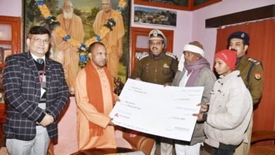 दिवंगत होमगार्ड्स जवान के परिजन को सीएम ने सौंपा 34 लाख का चेक
