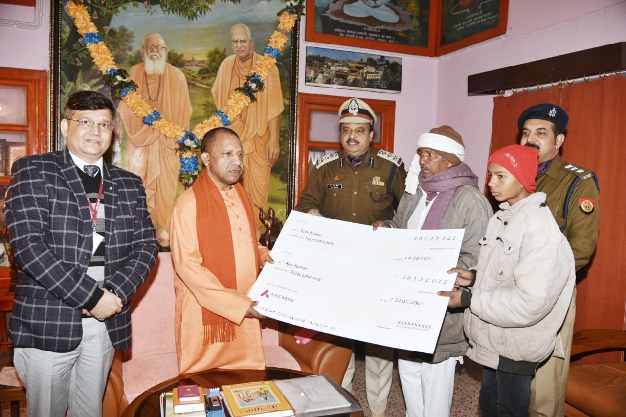 दिवंगत होमगार्ड्स जवान के परिजन को सीएम ने सौंपा 34 लाख का चेक