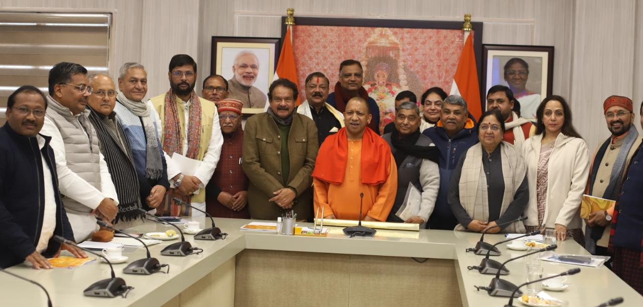 मुख्यमंत्री जी ने की आगरा, सहारनपुर, आजमगढ़, झांसी और मुरादाबाद मंडल के जनप्रतिनिधियों के साथ विकास कार्यो की समीक्षा