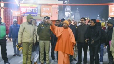 अचानक गोरखपुर पहुंचे सीएम योगी, खिचड़ी मेले की तैयारियों का लिया जायजा