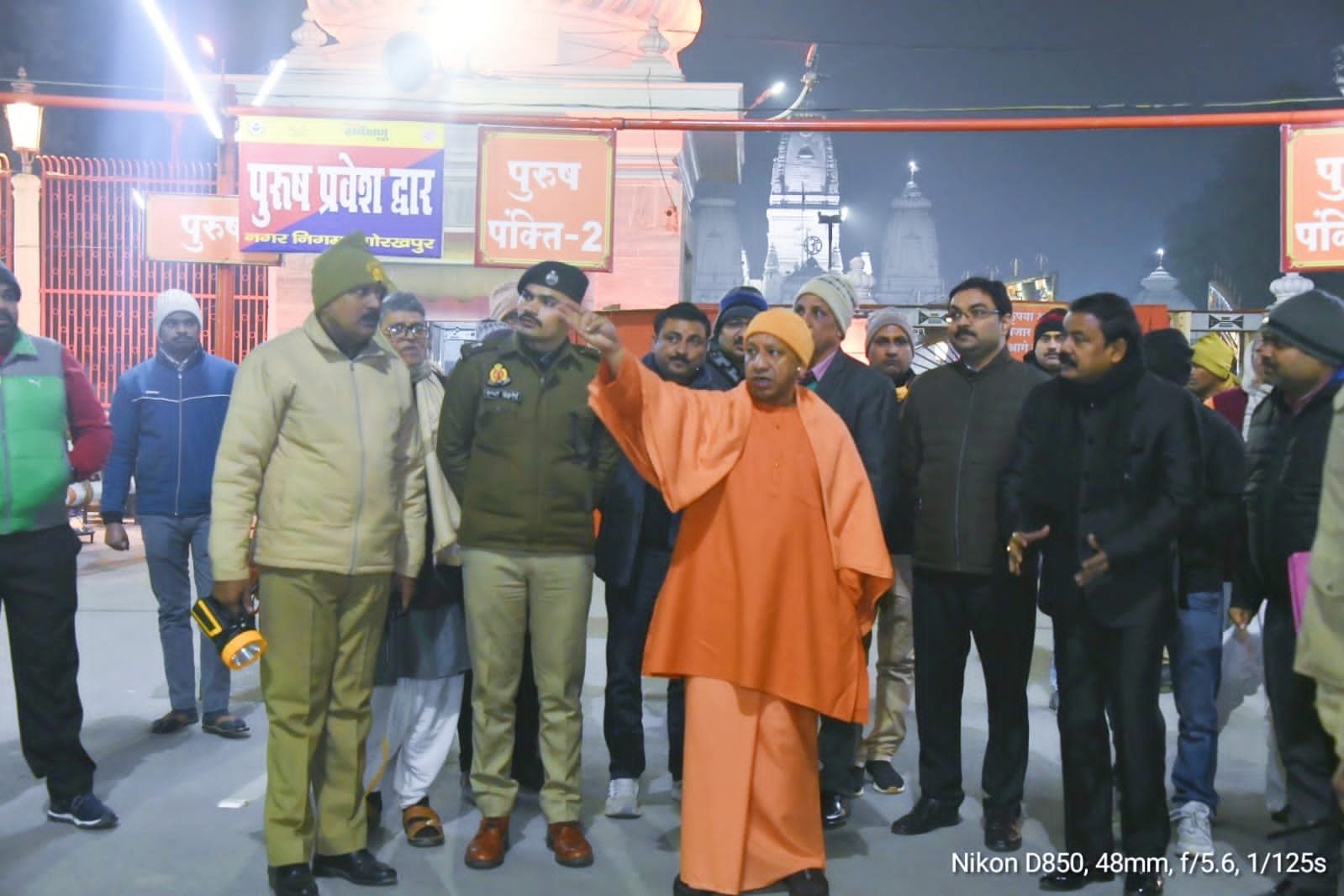 अचानक गोरखपुर पहुंचे सीएम योगी, खिचड़ी मेले की तैयारियों का लिया जायजा