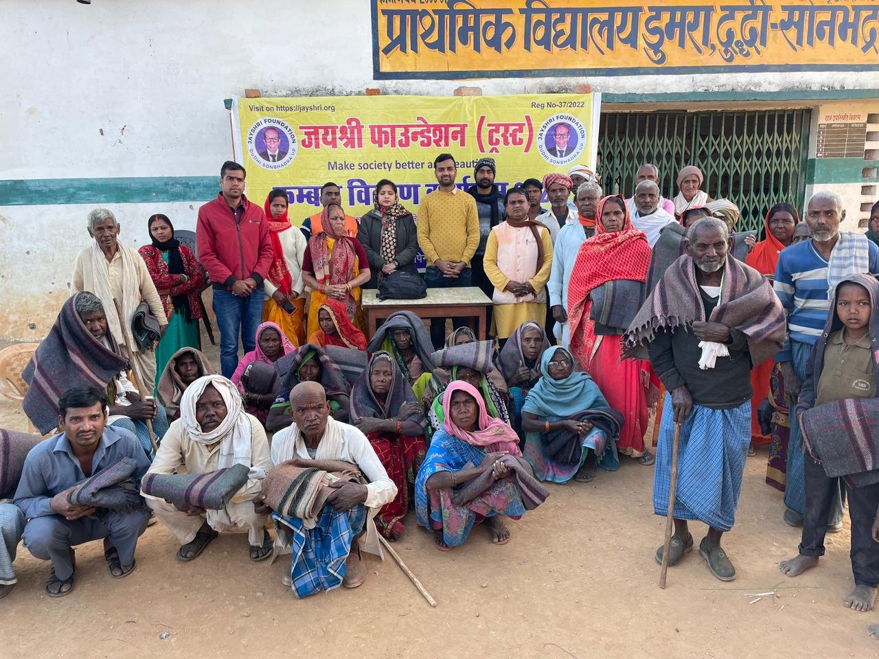 जयश्री फाउंडेशन ने दूसरे दिन गरीब जरूरतमंदों में बांटे 194 कम्बल
