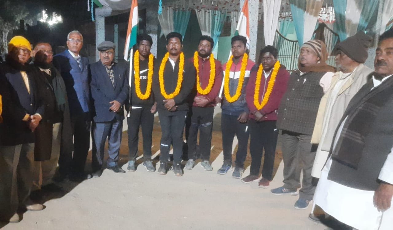 उड़ीसा से पैदल मार्च पर निकले आदिवासी दल का दुद्धी में हुआ भव्य स्वागत