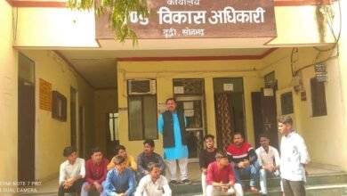 टेंडर फार्म न मिलने से युवाओं में आक्रोश- दिया धरना