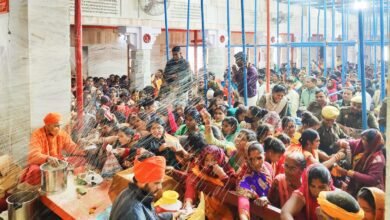 बुढ़वा मंगल पर गुरु गोरखनाथ को खिचड़ी चढ़ाने उमड़े श्रद्धालु