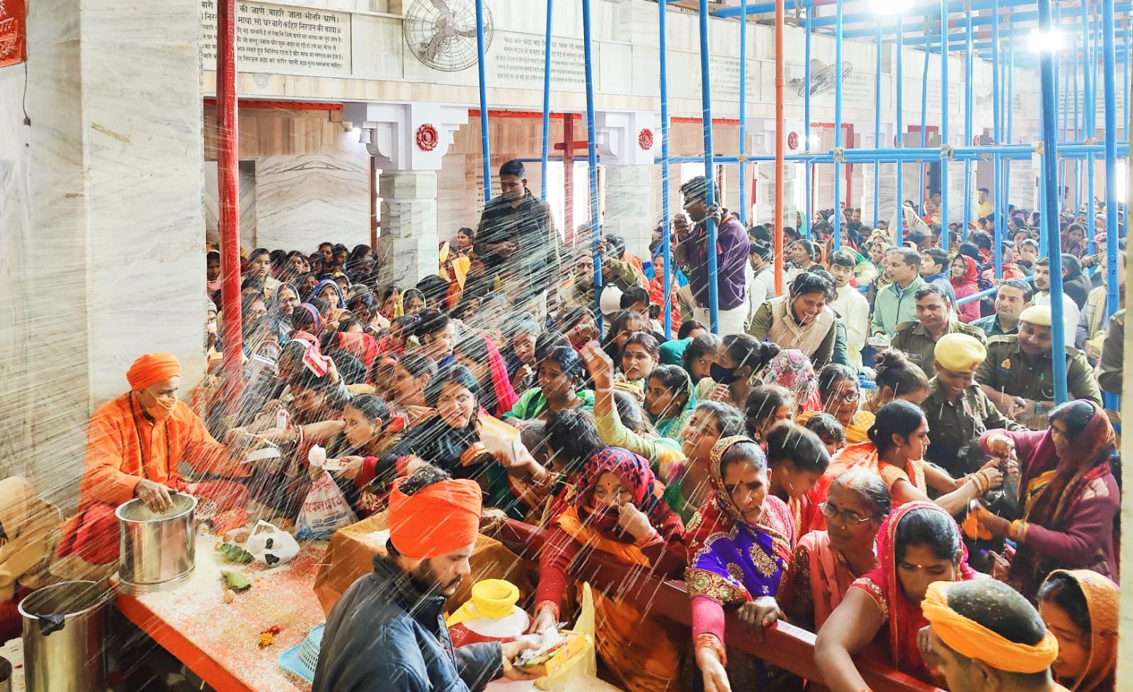 बुढ़वा मंगल पर गुरु गोरखनाथ को खिचड़ी चढ़ाने उमड़े श्रद्धालु