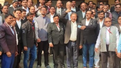 बार काउंसिल के आह्वान पर अधिवक्ताओं ने काली पट्टी बांध किया सांकेतिक विरोध