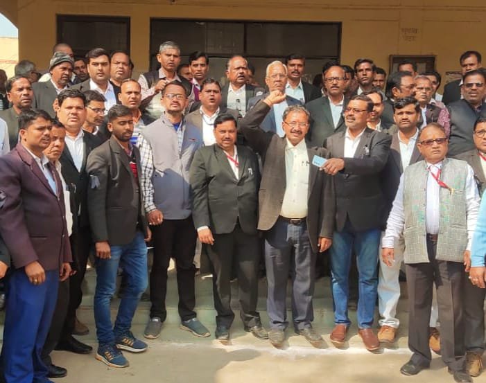 बार काउंसिल के आह्वान पर अधिवक्ताओं ने काली पट्टी बांध किया सांकेतिक विरोध