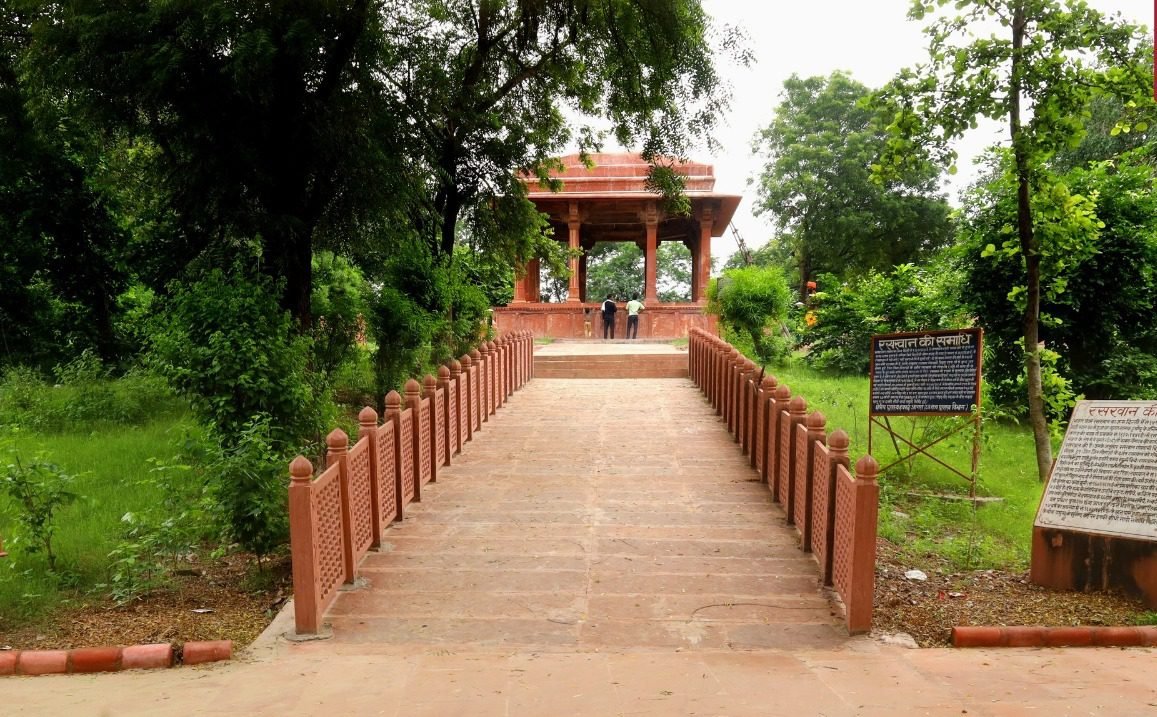 जीर्णोद्धार के बाद से ताज बीबी और रसखान की समाधि स्थल पर पर्यटकों की संख्या में इजाफा