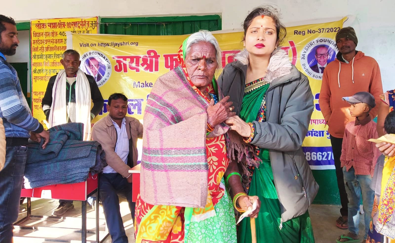 जयश्री फाउंडेशन ने गरीब जरूरतमंदों में बांटे कम्बल