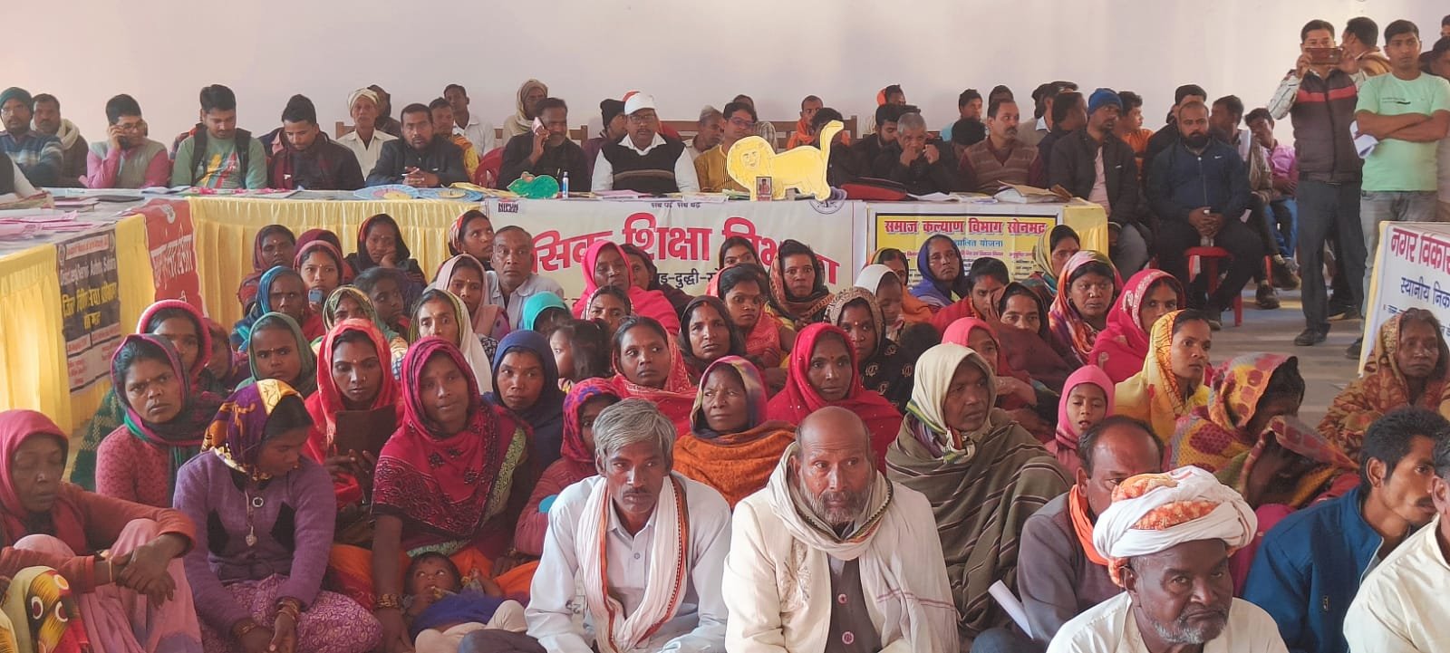 विधिक साक्षरता शिविर में लोगों को बताये गये कानूनी अधिकार एवं पात्रता