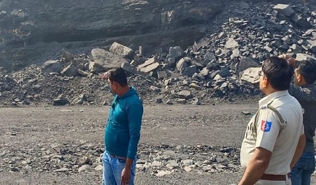 बीसीसीएल की बंद खदान धंसी : कइयों के दबे होने की आशंका
