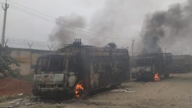 भू-अधिग्रहण को लेकर जमकर बवाल : पुलिस कार्रवाई से गुस्साए किसानों ने फूंके वाहन