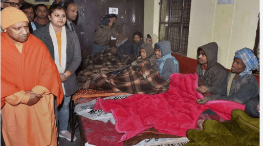 ठंड में निराश्रितों के लिए संबल बन रहा 'योगी सरकार का कंबल'