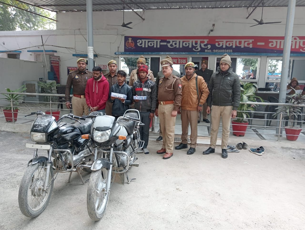 गाजीपुर :चोरी की दो बाइक-अवैध असलहे संग तीन अभियुक्त गिरफ्तार