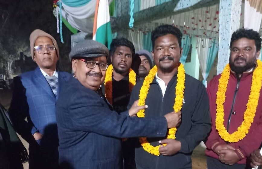 उड़ीसा से पैदल मार्च पर निकले आदिवासी दल का दुद्धी में हुआ भव्य स्वागत