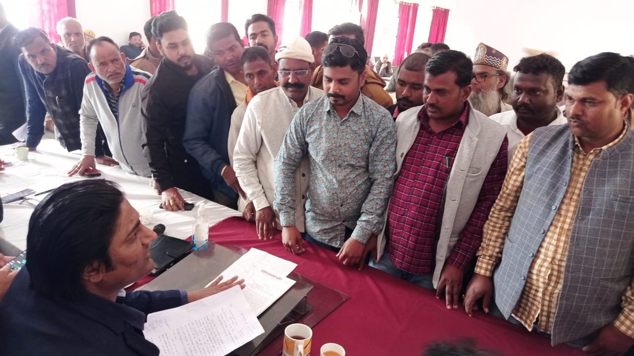 धमकी से आक्रोशित प्रधानों ने बालू ठेकेदार के खिलाफ खोला मोर्चा