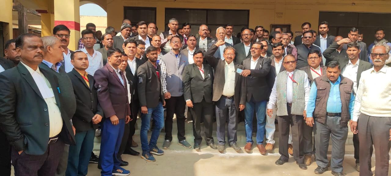 बार काउंसिल के आह्वान पर अधिवक्ताओं ने काली पट्टी बांध किया सांकेतिक विरोध