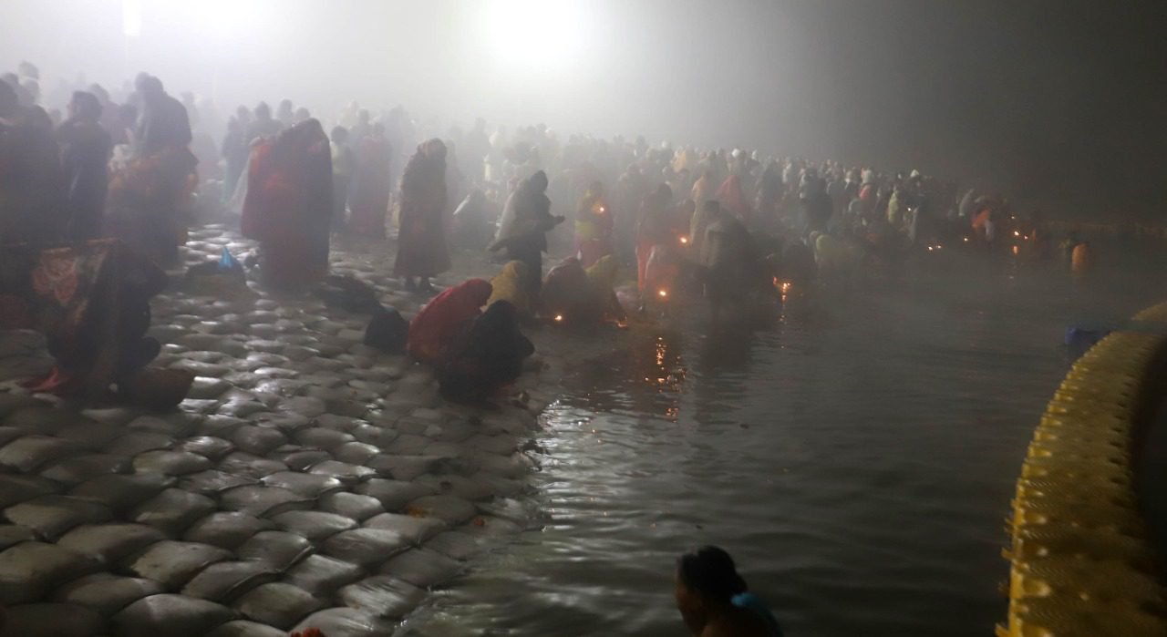 संगम तट पर ठंड और कोहरे पर आस्था पड़ी भारी
