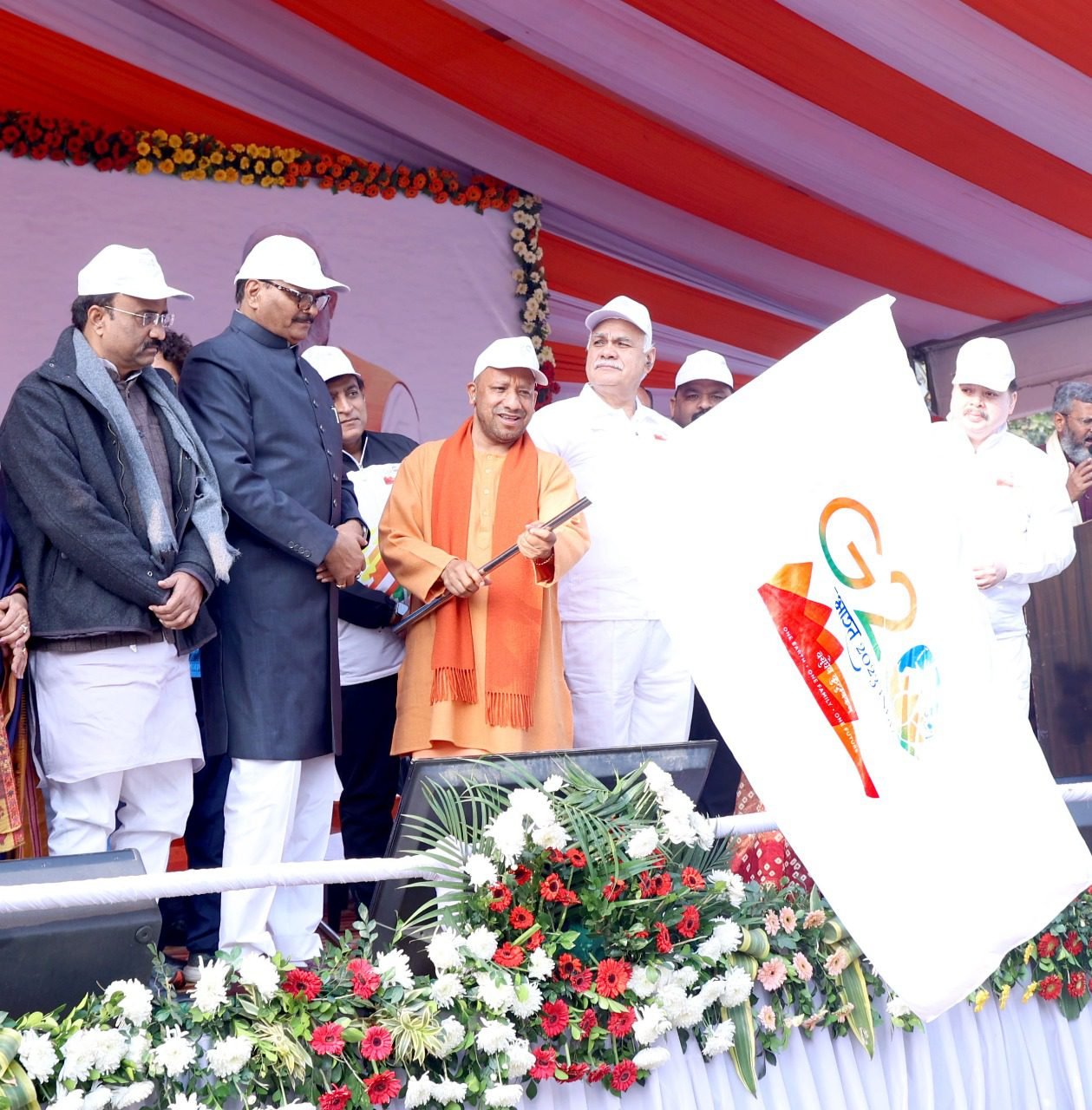 मुख्यमंत्री ने फ्लैग ऑफ करके लखनऊ सहित यूपी के चार शहरों में वॉकाथन का किया शुभारंभ