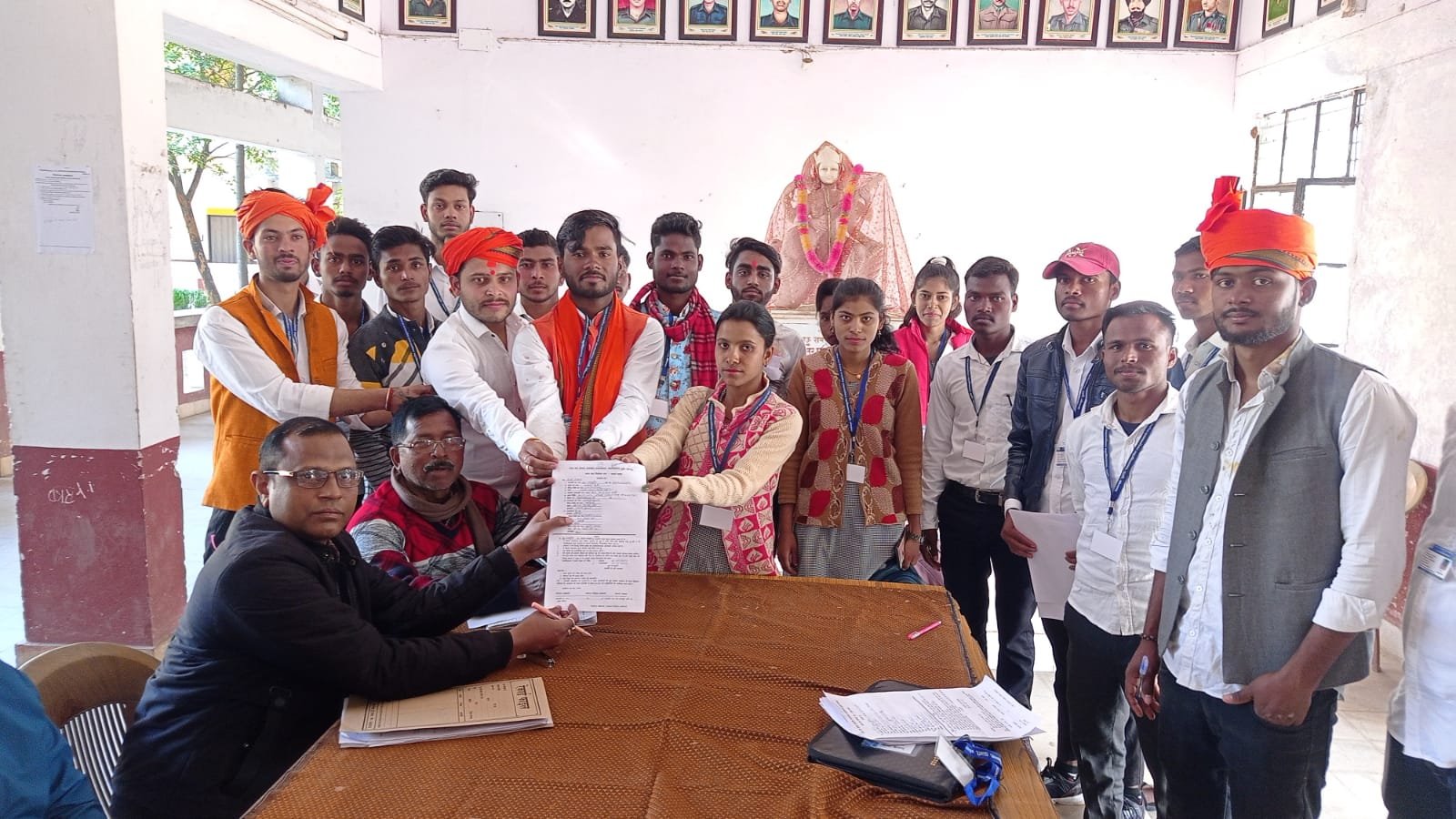 छात्रसंघ उम्मीदवारों ने ढोल नगाड़ों के साथ जुलूस निकाल किया नामांकन
