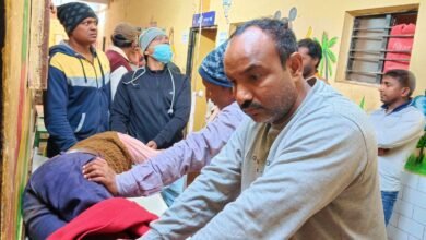 सड़क किनारे बेहोश पड़े तहसील कर्मी को युवाओं ने पहुंचाया अस्पताल, बचाई जान