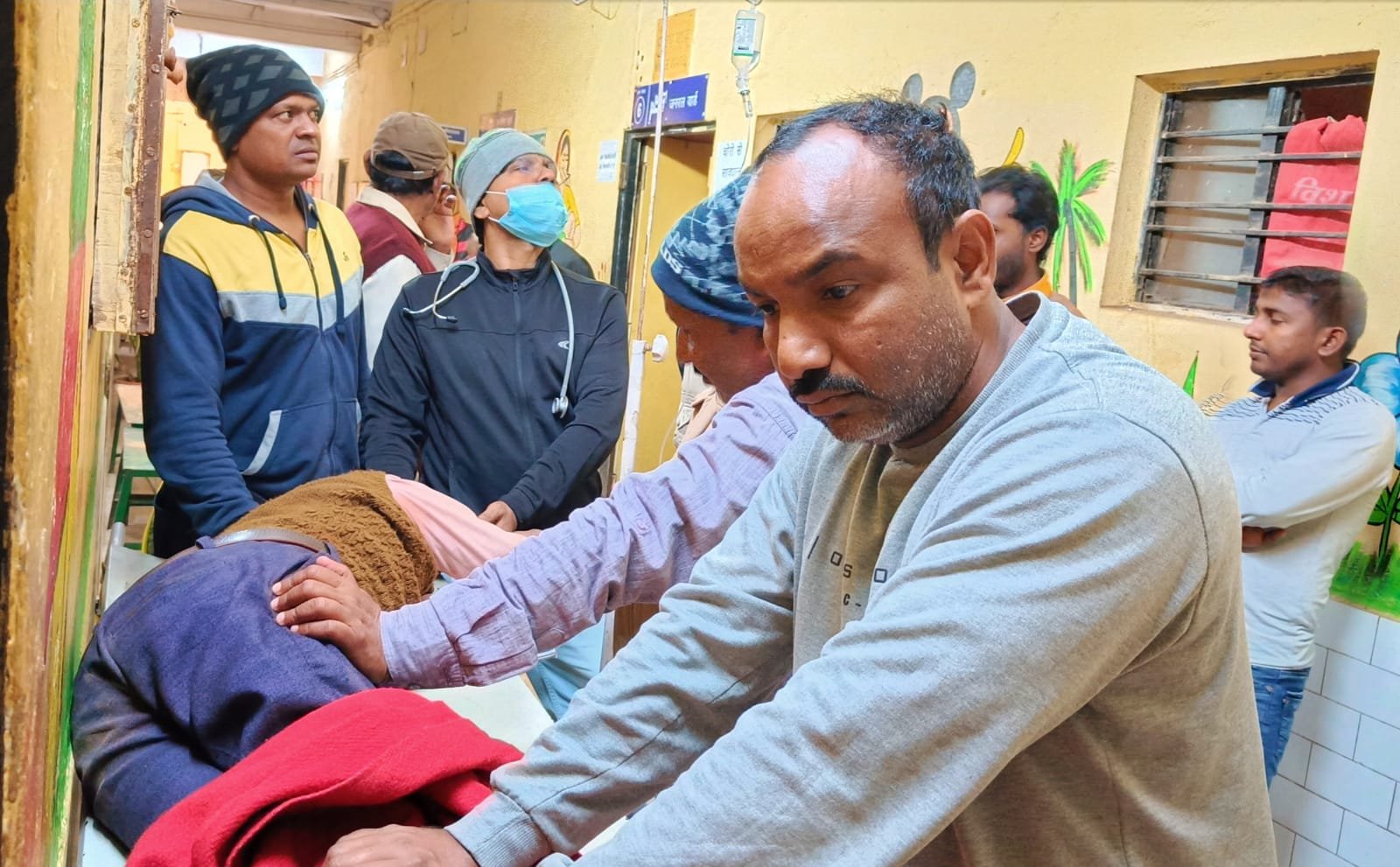 सड़क किनारे बेहोश पड़े तहसील कर्मी को युवाओं ने पहुंचाया अस्पताल, बचाई जान