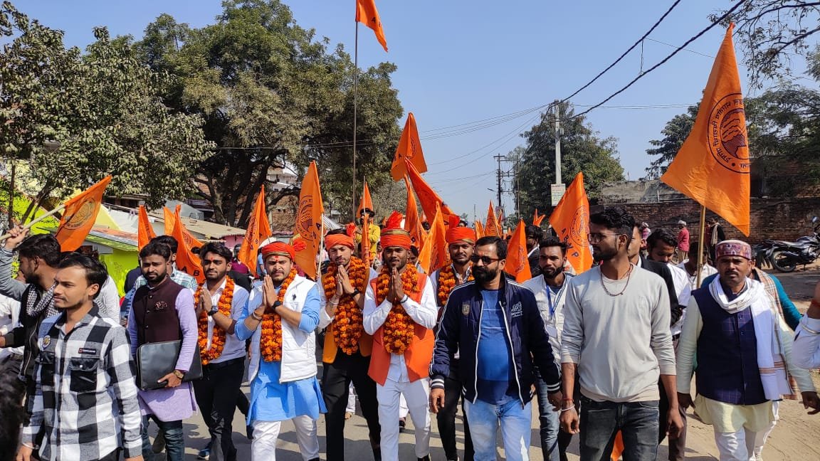 छात्रसंघ उम्मीदवारों ने ढोल नगाड़ों के साथ जुलूस निकाल किया नामांकन