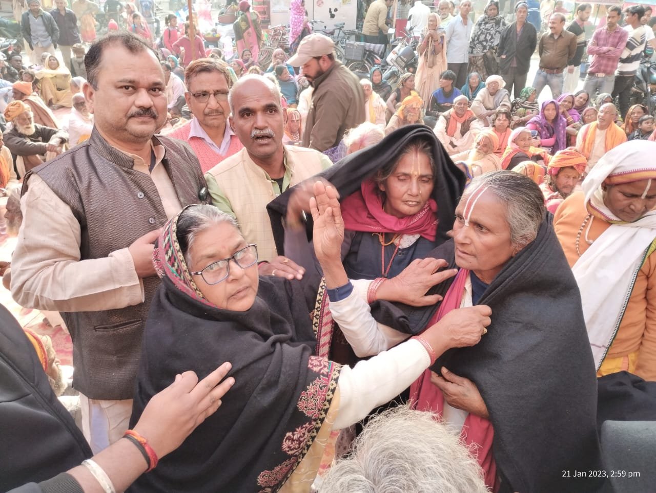 पिता के स्मृति में विशाल भंडारा व गरीबों को कम्बल दान किया