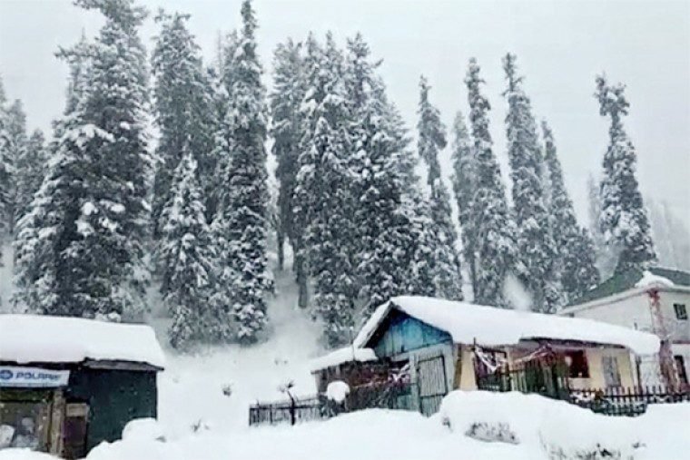 कश्मीर घाटी में बारिश, हिमपात का अनुमान