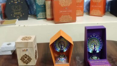 अब आकर्षक और सुरक्षित पैकिजिंग के साथ बाजार में उतरेगी काशी की पारम्परिक गुलाबी मीनाकारी