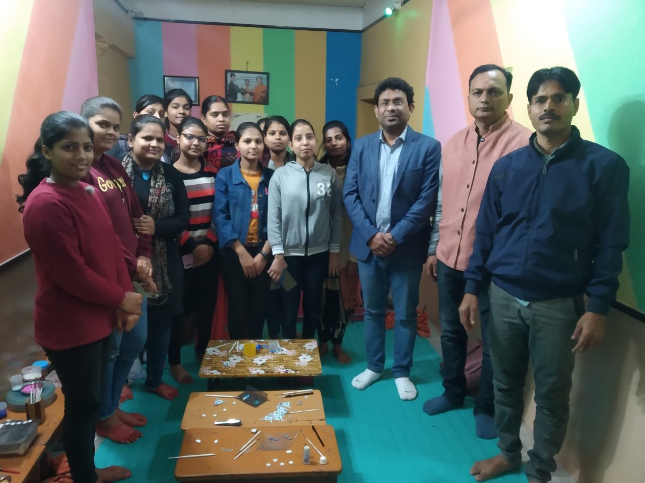 अब आकर्षक और सुरक्षित पैकिजिंग के साथ बाजार में उतरेगी काशी की पारम्परिक गुलाबी मीनाकारी