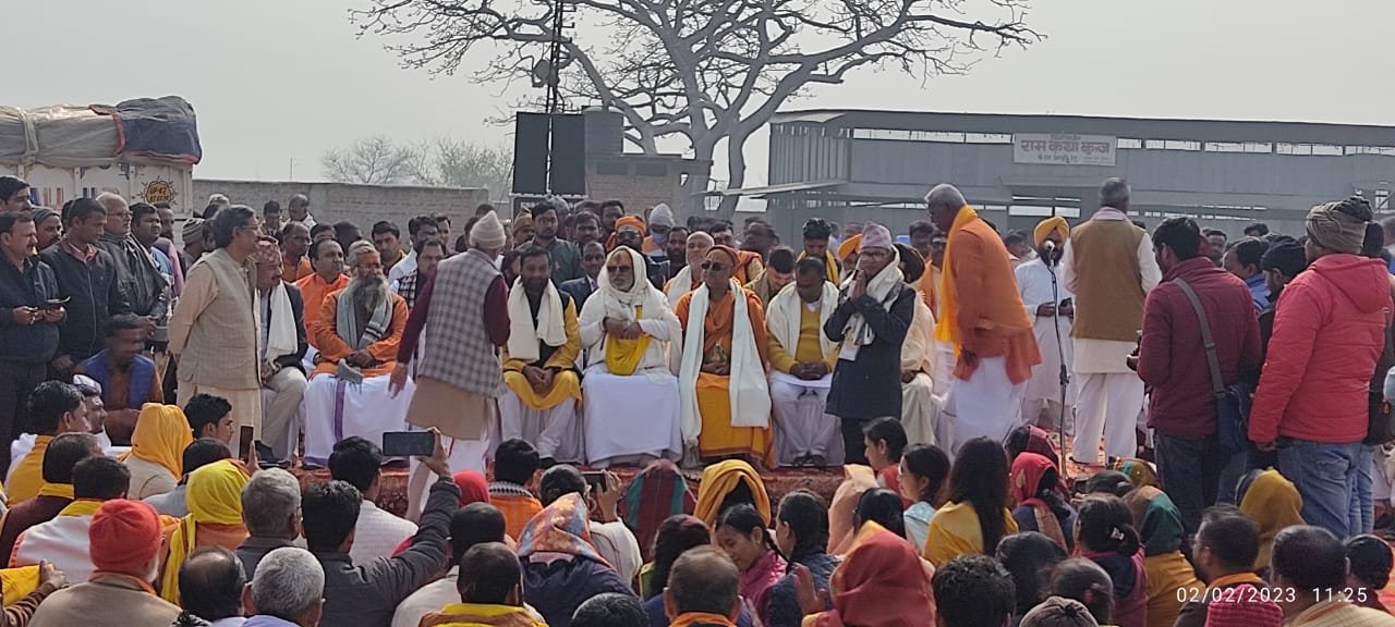 51 वैदिक आचार्यों ने विधि विधान से किया पूजन-अर्चन .नेपाल से गोरखपुर होते हुए बुधवार देर रात अयोध्या पहुंची थीं शिलाएं .