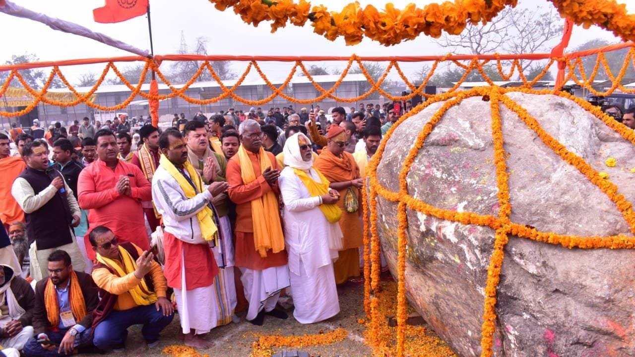 51 वैदिक आचार्यों ने विधि विधान से किया पूजन-अर्चन .नेपाल से गोरखपुर होते हुए बुधवार देर रात अयोध्या पहुंची थीं शिलाएं .