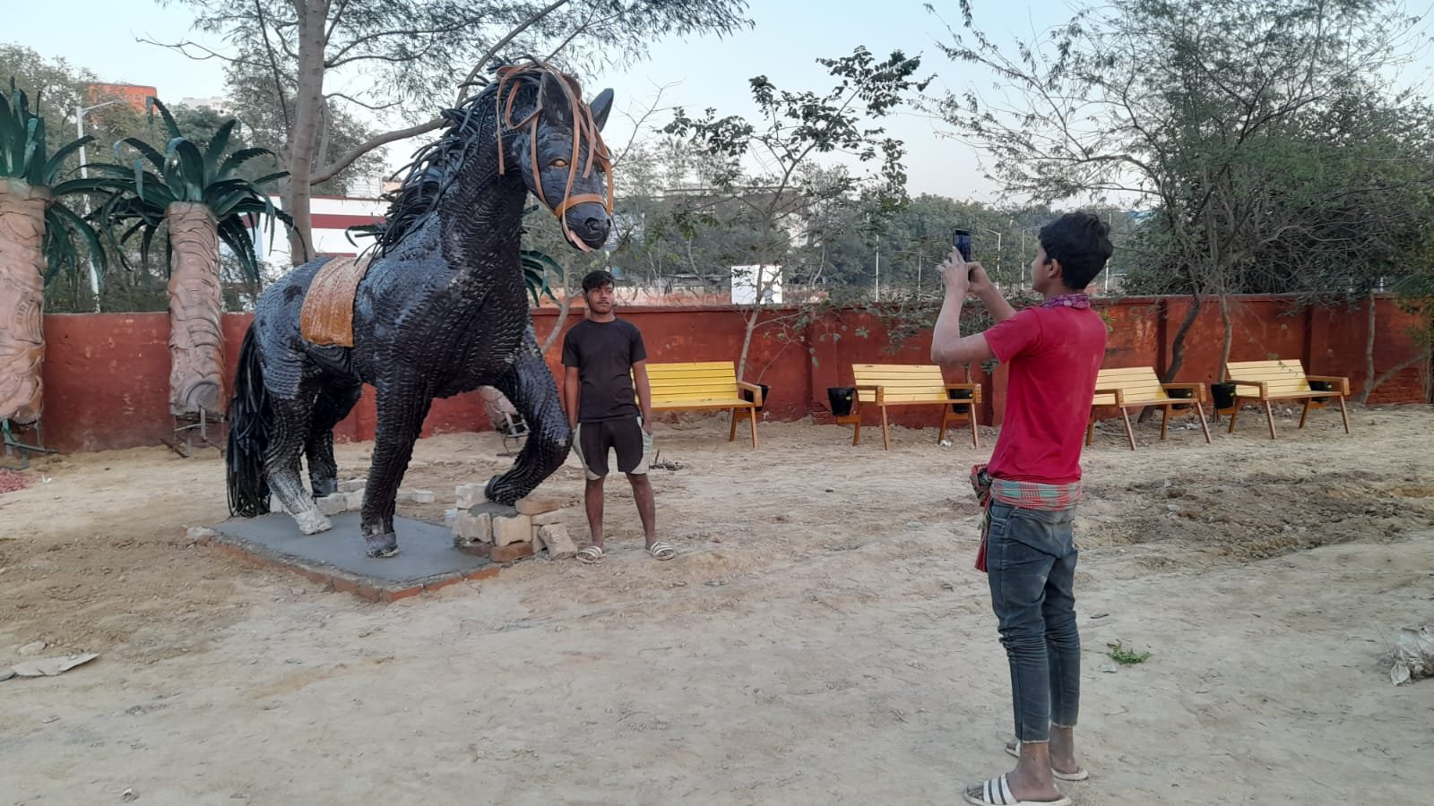 आगरा नगर निगम ने वेस्ट मेटेरियल से बनाया अनोखा पार्क