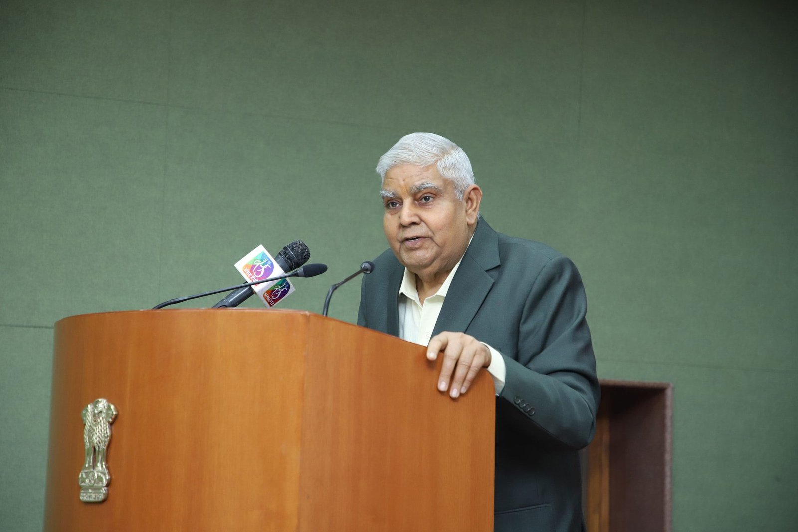 भारतीय संसदीय प्रणाली का अपमान रोकने के लिए आए आगे: धनखड़