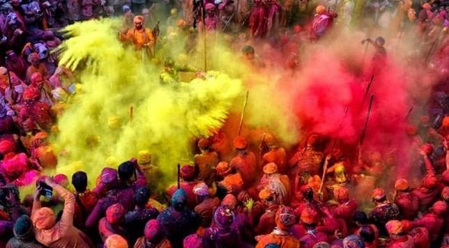 Holi 2023: होली के रंग में रंगा बाजार, हर्षोल्लास के साथ लोग कर रहे जमकर खरीदारी
