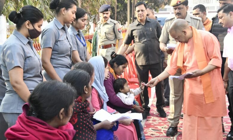 जनता दर्शन में सीएम योगी आदित्यनाथ ने सुनीं 300 लोगों की समस्याएं