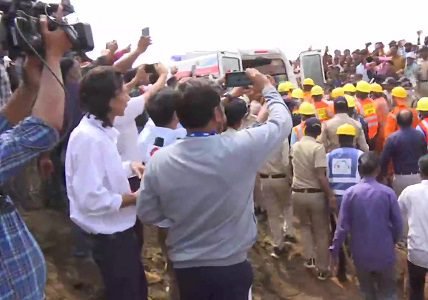 बोरवेल से निकला- लेकिन अस्पताल में जिंदगी की जंग हार गया लोकेश
