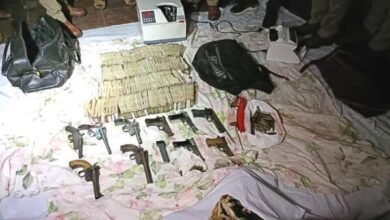 अतीक के कार्यालय में मिला हथियारों का जखीरा और नोटों के बंडल