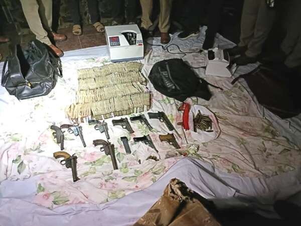 अतीक के कार्यालय में मिला हथियारों का जखीरा और नोटों के बंडल