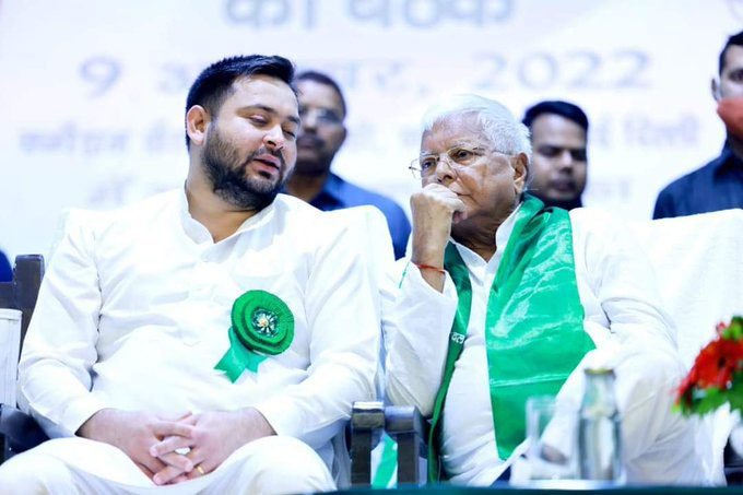 नई दिल्ली की राउज़ एवेन्यू अदालत ने आईआरसीटीसी घोटाला मामले में पूर्व रेल मंत्री लालू प्रसाद यादव, राबड़ी देवी और तेजस्वी यादव सहित अन्य आरोपियों के खिलाफ भ्रष्टाचार, धोखाधड़ी और आपराधिक षड्यंत्र के आरोप तय किए हैं। सीबीआई का आरोप है कि लालू प्रसाद ने रेल मंत्री रहते हुए निजी फर्म को अनुचित लाभ पहुंचाया और बदले में परिवार से जुड़ी कंपनियों को आर्थिक फायदा हुआ। सभी आरोपियों ने खुद को निर्दोष बताया है। अदालत ने अब इस मामले की नियमित सुनवाई यानी ट्रायल शुरू करने का आदेश दिया है।