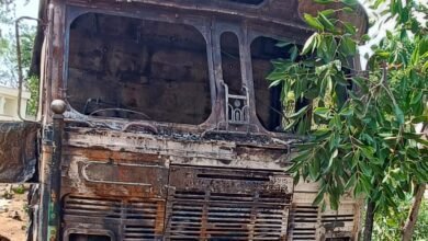 भूसी लदी जली ट्रक में मिला शराब का जखीरा