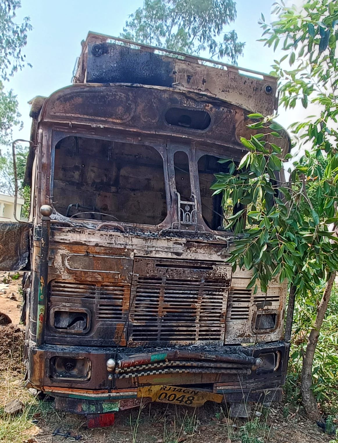 भूसी लदी जली ट्रक में मिला शराब का जखीरा