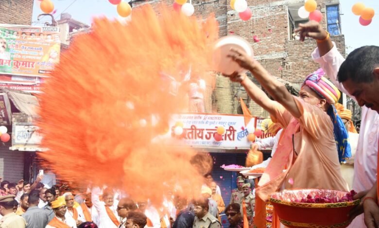 घंटाघर से निकलने वाली भगवान नरसिंह की रंगभरी शोभायात्रा में सम्मिलित हुए मुख्यमंत्री
