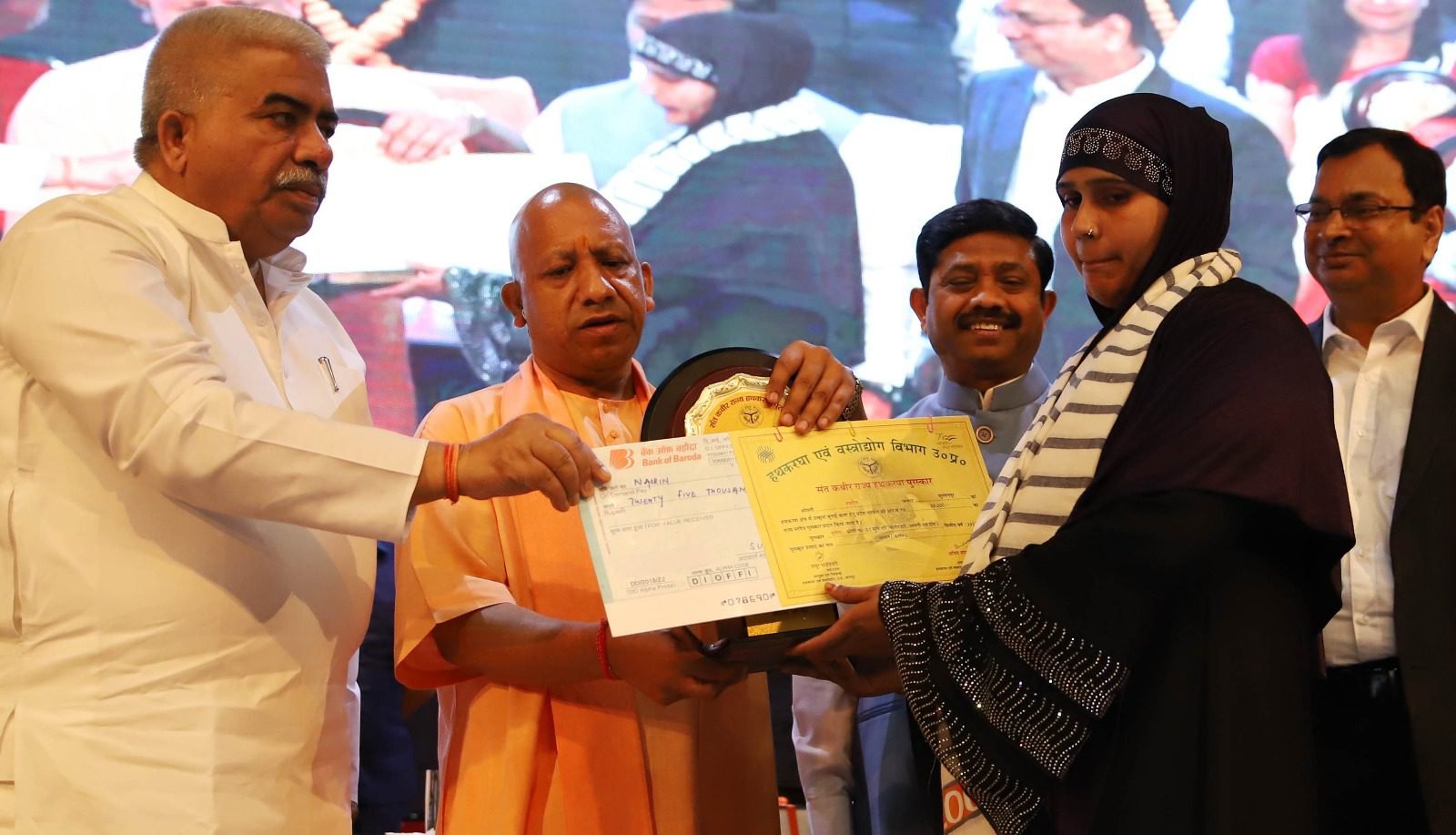 ओडीओपी, एमएसएमई, हस्तशिल्पियों के पुरस्कार एवं सम्मान और विश्वकर्मा श्रम सम्मान टूलकिट वितरण समारोह में बोले सीएम योगी