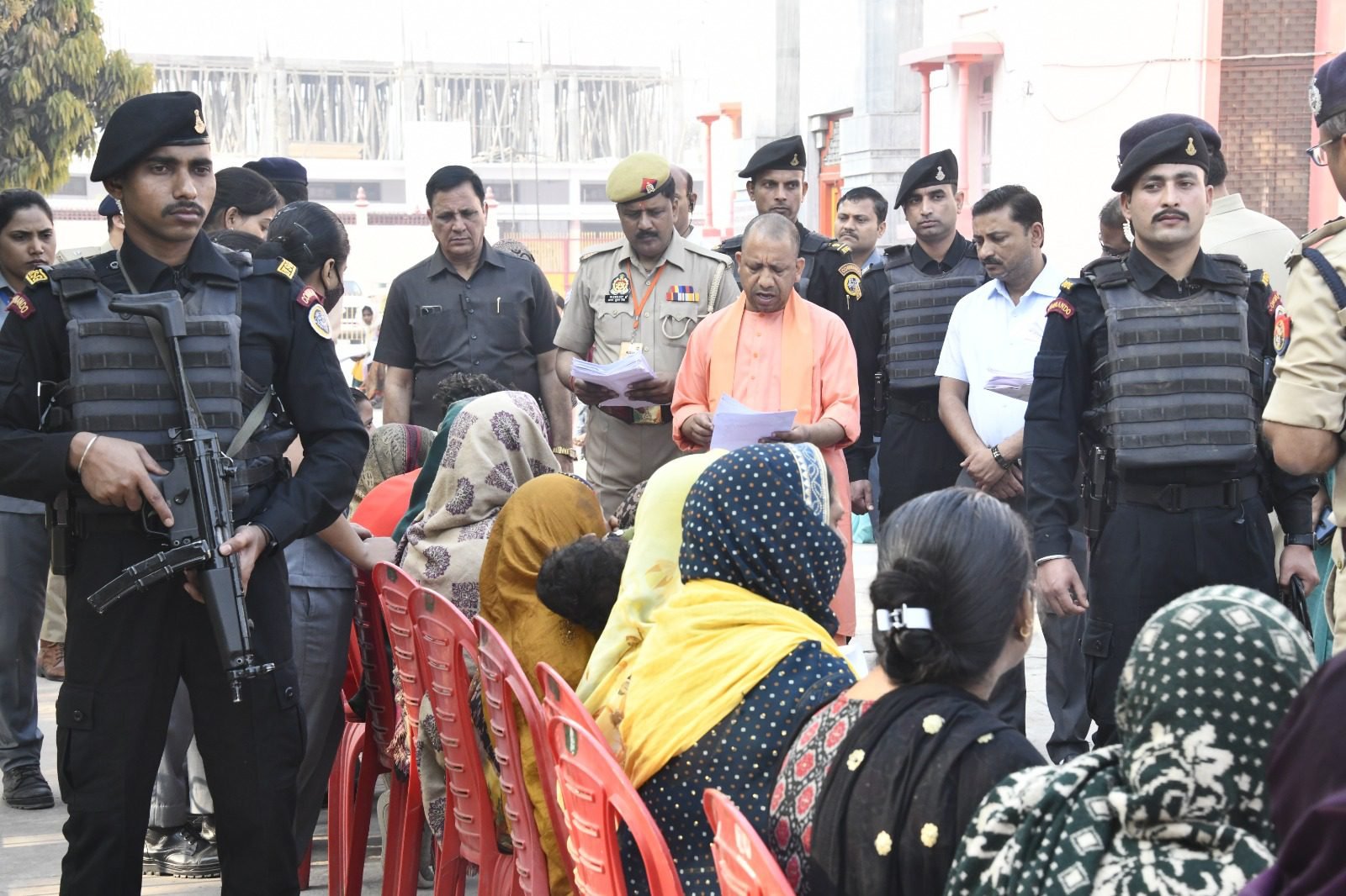 जनता की समस्याओं पर संवेदनशीलता से दें ध्यान, कराएं संतुष्टिपरक समाधान : सीएम